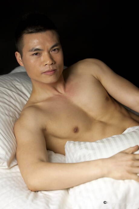 亞洲超帥哥 Ben 裸體擺造型