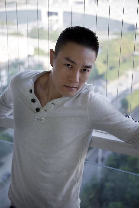 Peter Fever: O asiático bem constituído Andy Stroker exibe um corpo perfeito