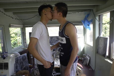 Latino-Twink Rave Hardick wird nach dem Blowjob gefickt