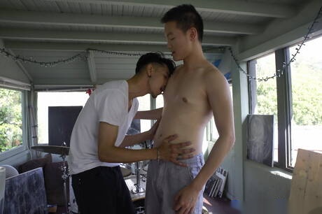 Latino-Twink Rave Hardick wird nach dem Blowjob gefickt