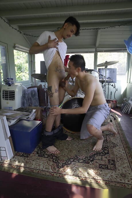 Latino-Twink Rave Hardick wird nach dem Blowjob gefickt