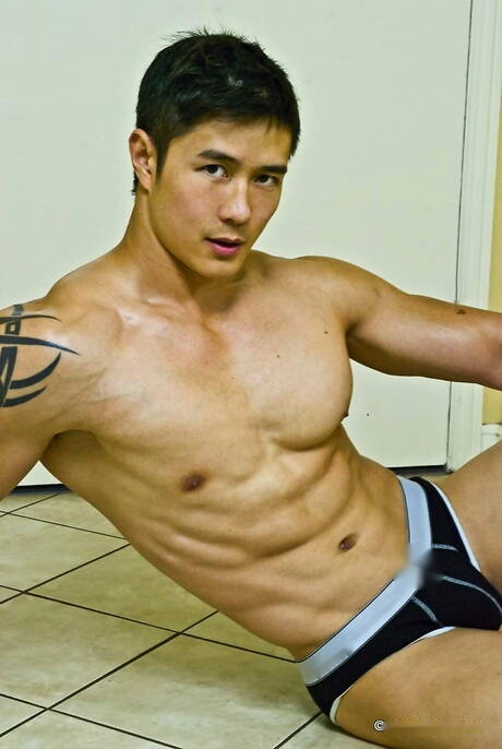 El fuerte toro asiático Peter Le se desnuda y muestra su culo apretado