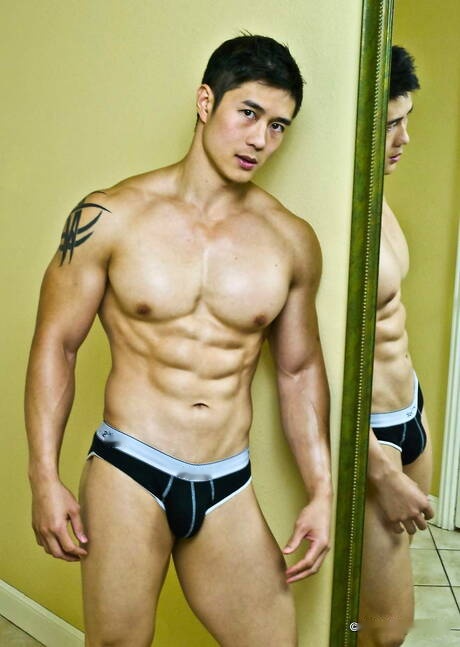 El fuerte toro asiático Peter Le se desnuda y muestra su culo apretado