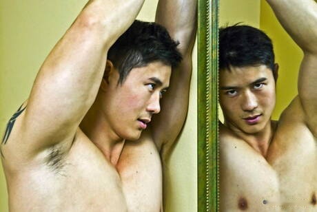 El fuerte toro asiático Peter Le se desnuda y muestra su culo apretado