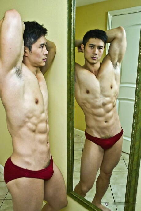 El fuerte toro asiático Peter Le se desnuda y muestra su culo apretado