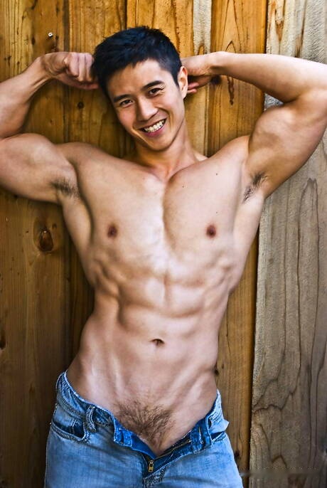 東洋の雄牛ピーター・レが服を脱いで外で熱いお尻を見せる