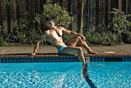 Oriental bodybuilder Peter Le undressing and showing nice ass at pool