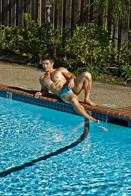 Oriental bodybuilder Peter Le undressing and showing nice ass at pool