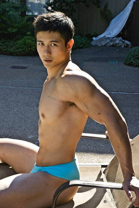 Oriental bodybuilder Peter Le undressing and showing nice ass at pool