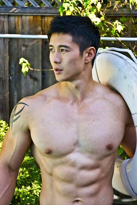 Oriental bodybuilder Peter Le undressing and showing nice ass at pool