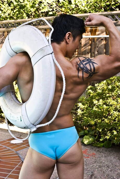 Oriental bodybuilder Peter Le undressing and showing nice ass at pool
