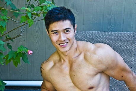 Oriental bodybuilder Peter Le undressing and showing nice ass at pool