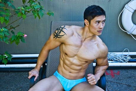 Oriental bodybuilder Peter Le undressing and showing nice ass at pool