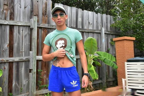 有名なアメリカ人、筋肉質のデビッド・エースと力持ちのFXリオスがプールでアナルセックスをする