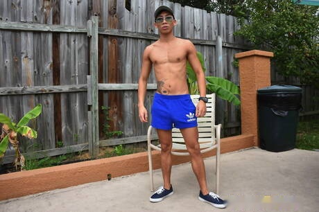 有名なアメリカ人、筋肉質のデビッド・エースと力持ちのFXリオスがプールでアナルセックスをする