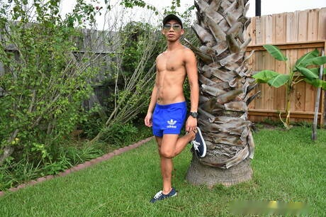 有名なアメリカ人、筋肉質のデビッド・エースと力持ちのFXリオスがプールでアナルセックスをする