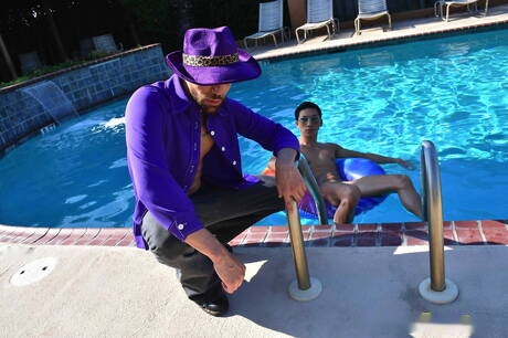 有名なアメリカ人、筋肉質のデビッド・エースと力持ちのFXリオスがプールでアナルセックスをする