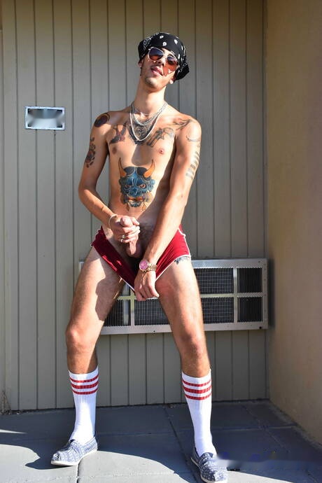 Americani sexy, il duro Alex Chu e il giovane Ari Nucci in una scena di succhiacazzi all