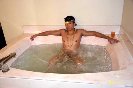 Los guapos estadounidenses Jessie Lee y el galán Fx Rios tienen sexo caliente en el baño