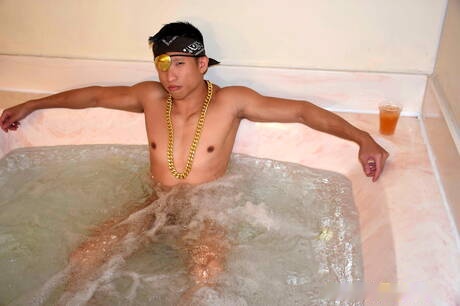 Los guapos estadounidenses Jessie Lee y el galán Fx Rios tienen sexo caliente en el baño