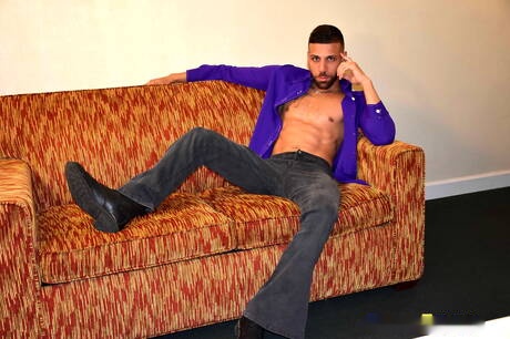 Los guapos estadounidenses Jessie Lee y el galán Fx Rios tienen sexo caliente en el baño