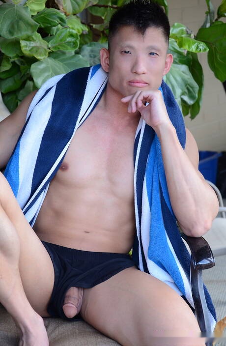 Asian bull Jessie Lee get naked and showing hot butt outdoor