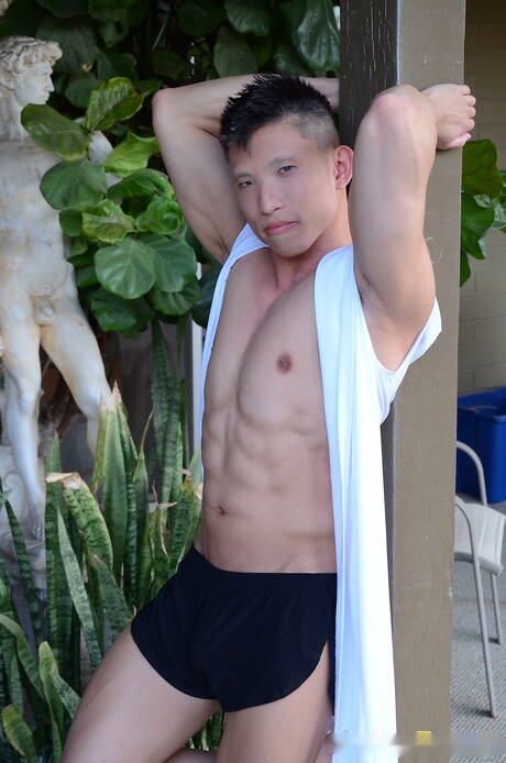 アジアの雄牛ジェシー・リーが裸になり、屋外で熱いお尻を見せる