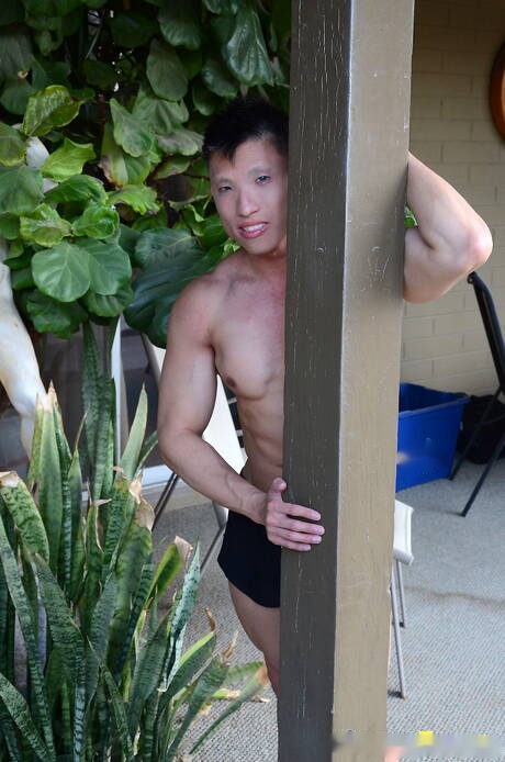 アジアの雄牛ジェシー・リーが裸になり、屋外で熱いお尻を見せる