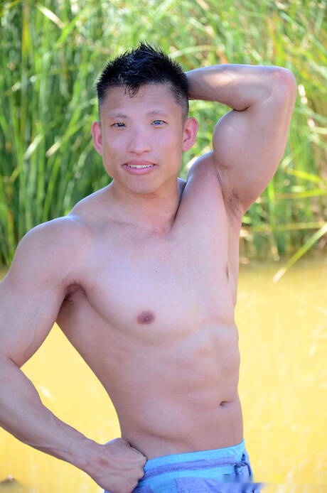 アジアの雄牛ジェシー・リーが裸になり、屋外で熱いお尻を見せる