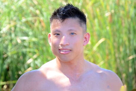 アジアの雄牛ジェシー・リーが裸になり、屋外で熱いお尻を見せる