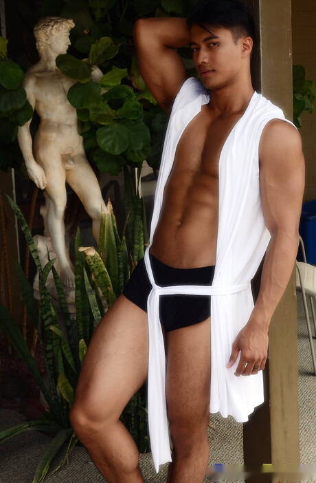 El culturista oriental Ken Ott muestra un cuerpo robusto en la piscina