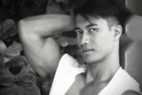 El culturista oriental Ken Ott muestra un cuerpo robusto en la piscina