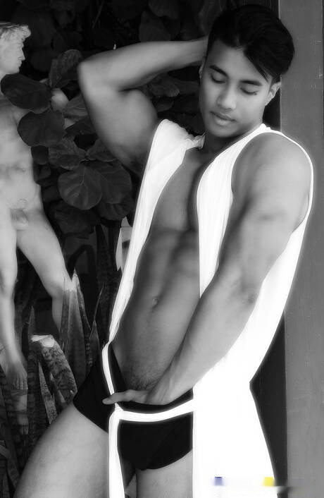 El culturista oriental Ken Ott muestra un cuerpo robusto en la piscina