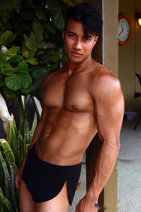 El culturista oriental Ken Ott muestra un cuerpo robusto en la piscina