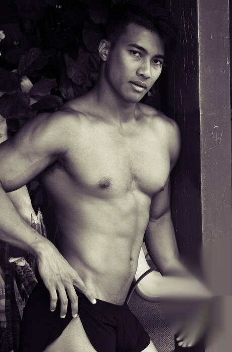 El culturista oriental Ken Ott muestra un cuerpo robusto en la piscina