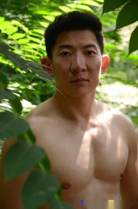 Husky guy Bren Bradshaw and asian muscular Cody Hong get naked and showing nice ass outdoor