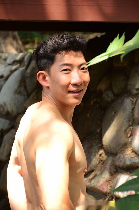 Husky guy Bren Bradshaw and asian muscular Cody Hong get naked and showing nice ass outdoor