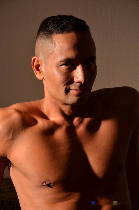 Kai musclé et le dur à cuire brésilien Gabriel Dalessandro se déshabillent et montrent leurs fesses chaudes