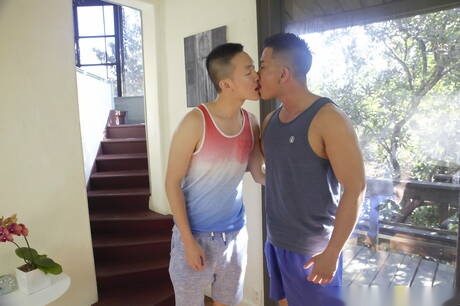 El hombre fuerte asiático Alex Chu se folla el culo después de chuparlo