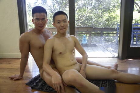 El hombre fuerte asiático Alex Chu se folla el culo después de chuparlo