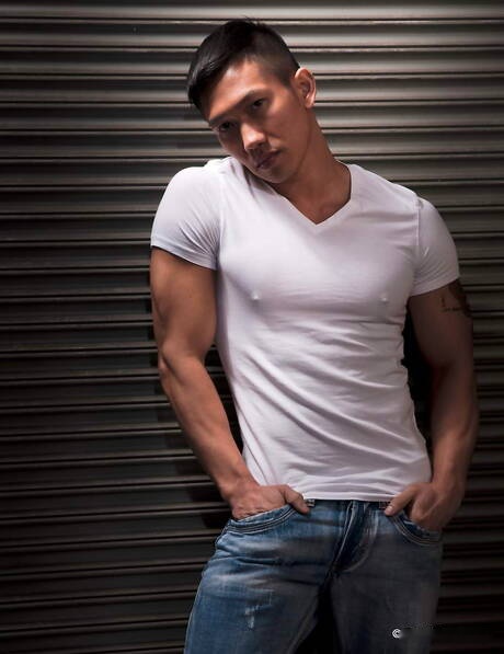 El toro oriental fuerte Jeffierce posando desnudo y mostrando su trasero apretado