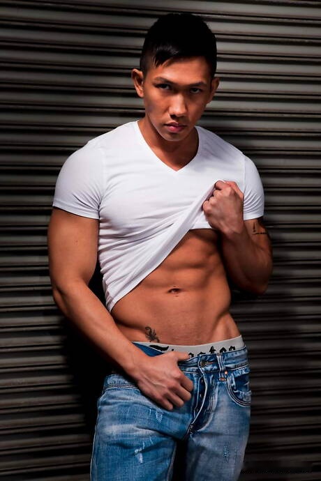 El toro oriental fuerte Jeffierce posando desnudo y mostrando su trasero apretado