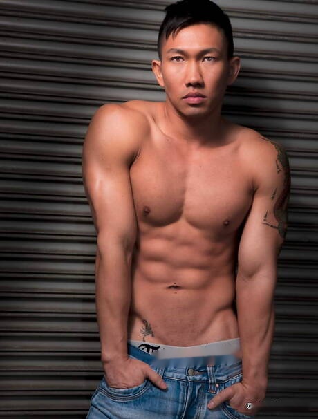 El toro oriental fuerte Jeffierce posando desnudo y mostrando su trasero apretado