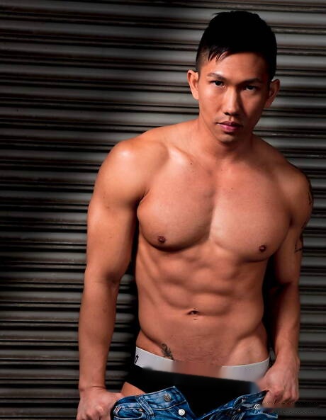 El toro oriental fuerte Jeffierce posando desnudo y mostrando su trasero apretado