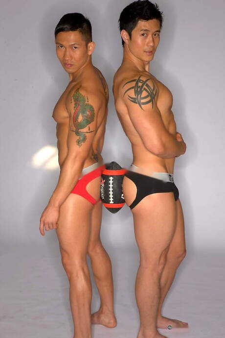 El toro asiático Peter Le y Jeffierce muestran un cuerpo musculoso