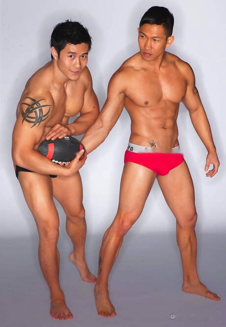 El toro asiático Peter Le y Jeffierce muestran un cuerpo musculoso