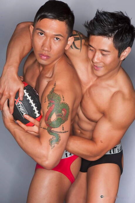 El toro asiático Peter Le y Jeffierce muestran un cuerpo musculoso