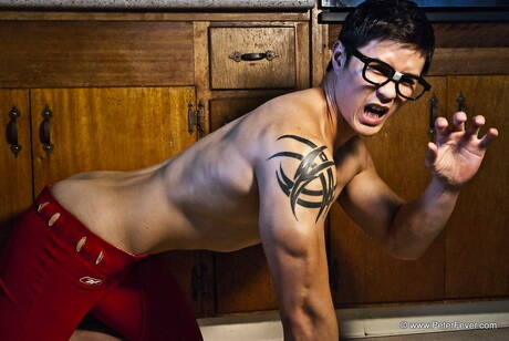 Azjatycki silny byk Peter Le pozuje nago i pokazuje gorący tyłek