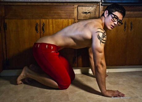 Azjatycki silny byk Peter Le pozuje nago i pokazuje gorący tyłek