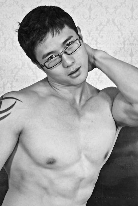 Oriental bull Peter Le undressing and showing nice ass